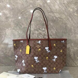 NWT COACH Peanuts Snoopy Tote bag!